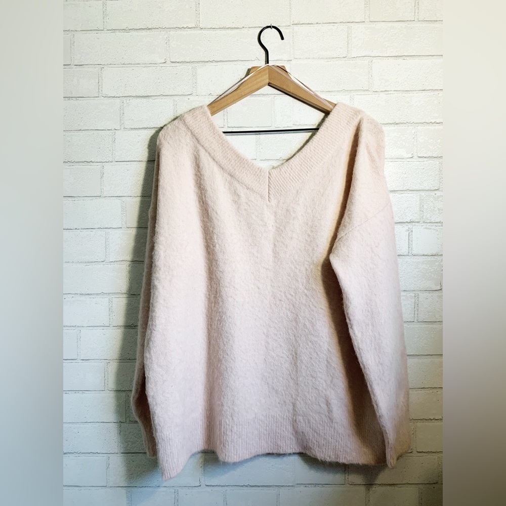 Topshop NWT Oversized Fuzzy Soft Light Baby Pink Wide V-Neck Sweater L - Picture 5 of 7